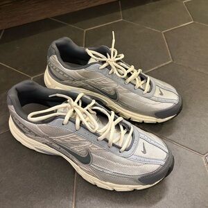 Nike Men’s Gray Sneakers